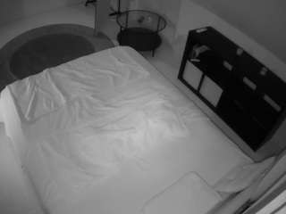 voyeurcam-julmodels-whitebed-2