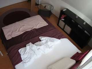 voyeurcam-julmodels-whitebed-2