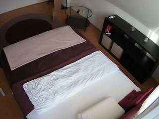 voyeurcam-julmodels-whitebed-2