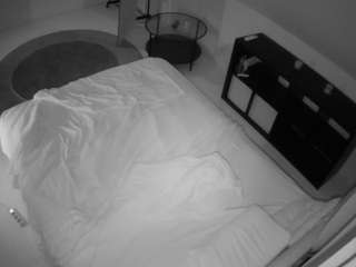 voyeurcam-julmodels-whitebed-2