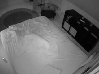 voyeurcam-julmodels-whitebed-2