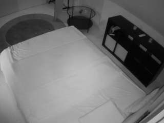 voyeurcam-julmodels-whitebed-2