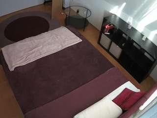 voyeurcam-julmodels-whitebed-2