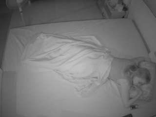 voyeurcam-julmodels-whitebed-3