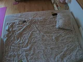 Voyeu House camsoda voyeurcam-julmodels-whitebed-3