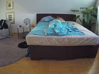 camsoda voyeurcam-julmodels-whitebed-3