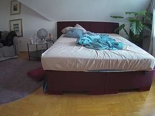 Voyeur Live House camsoda voyeurcam-julmodels-whitebed-3