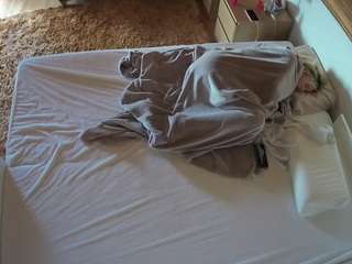 voyeurcam-julmodels-whitebed-3