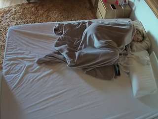 voyeurcam-julmodels-whitebed-3