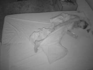 voyeurcam-julmodels-whitebed-3