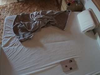 voyeurcam-julmodels-whitebed-3