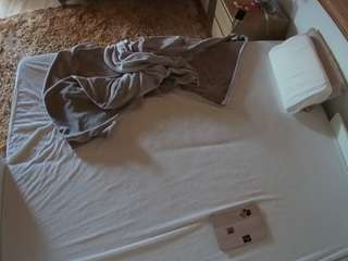 voyeurcam-julmodels-whitebed-3