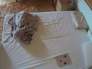 voyeurcam-julmodels-whitebed-3