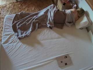voyeurcam-julmodels-whitebed-3