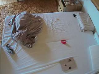 voyeurcam-julmodels-whitebed-3