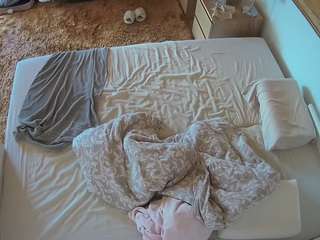 voyeurcam-julmodels-whitebed-3 camsoda