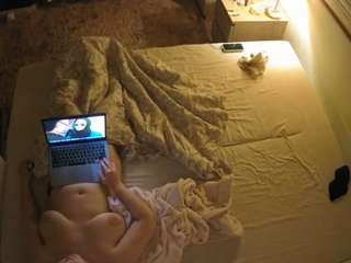 voyeurcam-julmodels-whitebed-3