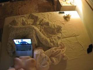 voyeurcam-julmodels-whitebed-3 Live Webcam on CamSoda