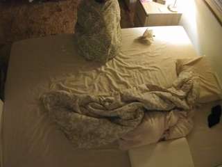 voyeurcam-julmodels-whitebed-3