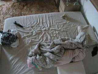 voyeurcam-julmodels-whitebed-3