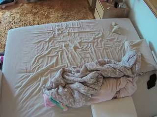 voyeurcam-julmodels-whitebed-3