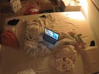 voyeurcam-julmodels-whitebed-3
