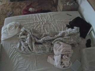 voyeurcam-julmodels-whitebed-3
