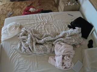 voyeurcam-julmodels-whitebed-3