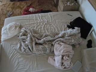 voyeurcam-julmodels-whitebed-3