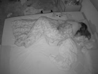 voyeurcam-julmodels-whitebed-3