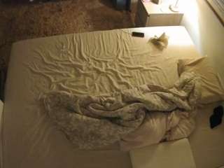voyeurcam-julmodels-whitebed-3