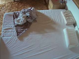 voyeurcam-julmodels-whitebed-3 webcam