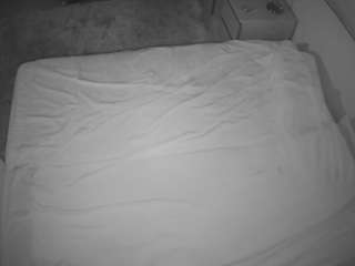voyeurcam-julmodels-whitebed-3