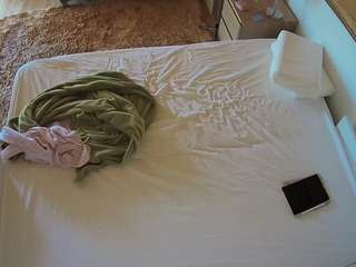 voyeurcam-julmodels-whitebed-3