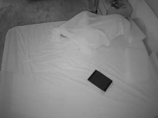voyeurcam-julmodels-whitebed-3
