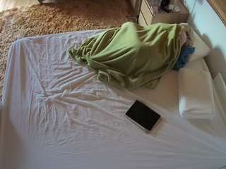 voyeurcam-julmodels-whitebed-3