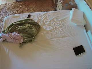 voyeurcam-julmodels-whitebed-3