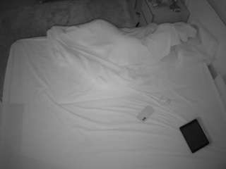 voyeurcam-julmodels-whitebed-3