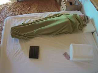 voyeurcam-julmodels-whitebed-3