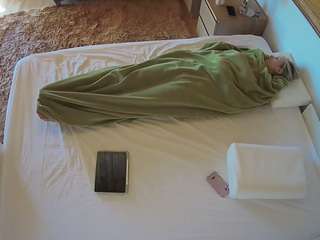 voyeurcam-julmodels-whitebed-3