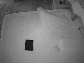 voyeurcam-julmodels-whitebed-3