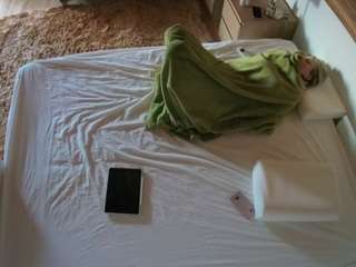 voyeurcam-julmodels-whitebed-3