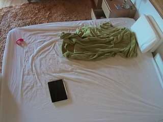 voyeurcam-julmodels-whitebed-3
