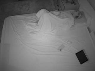 voyeurcam-julmodels-whitebed-3