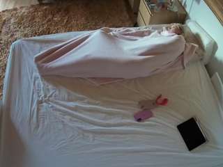 voyeurcam-julmodels-whitebed-3
