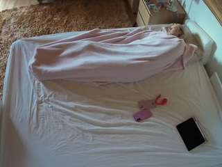 voyeurcam-julmodels-whitebed-3