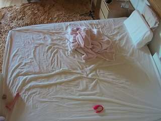 voyeurcam-julmodels-whitebed-3