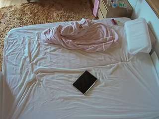 voyeurcam-julmodels-whitebed-3