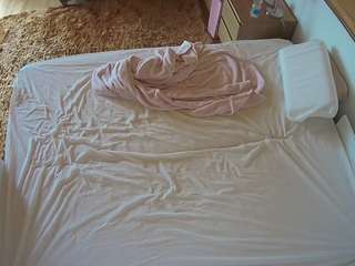 voyeurcam-julmodels-whitebed-3