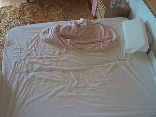voyeurcam-julmodels-whitebed-3